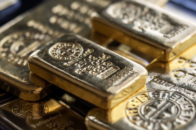 Gold Continues Record Rally on Monday