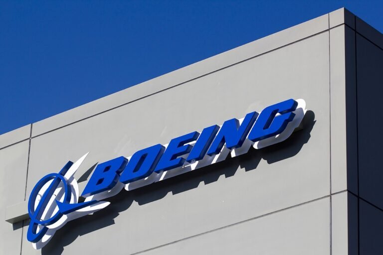 Boeing Shares Drop 5% as CFO Withdraws 2024 Cash Forecast