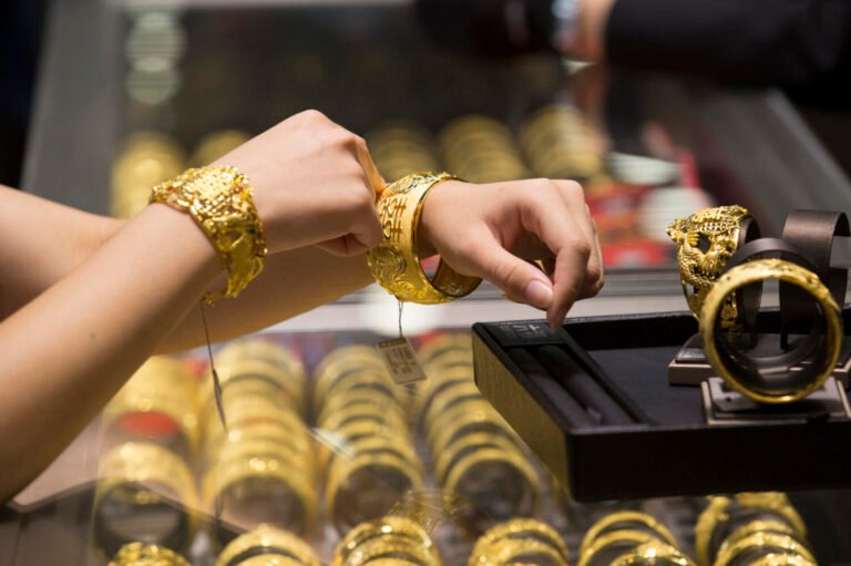 Gold Prices in Dubai Edge Upward in Early Tuesday Trading