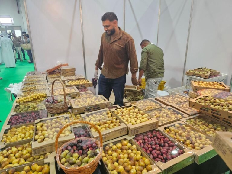 Farmers Sell Over 300kg of Dates Daily as Families Celebrate Cherished Tradition